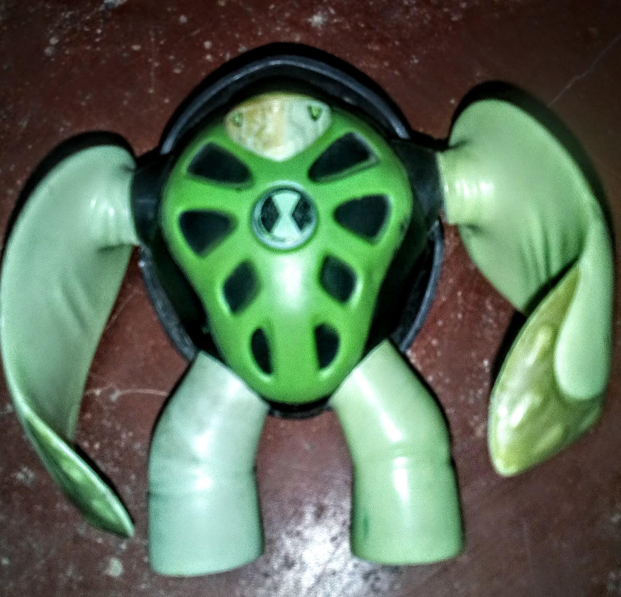 Ben 10 Omnitrix-legetøjsfigur, grøn alien-figur med Ben 10-logoet på brystet